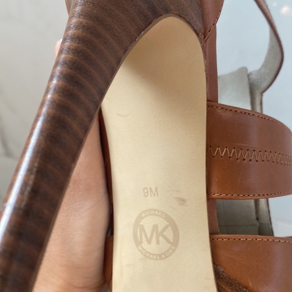 Designer Luxury Michael Kors high heels with functional zipper for easy on & off - Picture 2 of 4